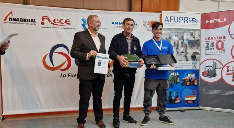 ANAPAT entregó el Segundo Premio de la 1ª competición de Mecánicos de Maquinaria y Elevación en SMMOPYC 2023