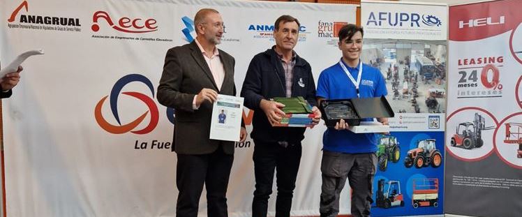 ANAPAT entregó el Segundo Premio de la 1ª Competición de Mecánicos de Maquinaria y Elevación en SMOPYC 2023